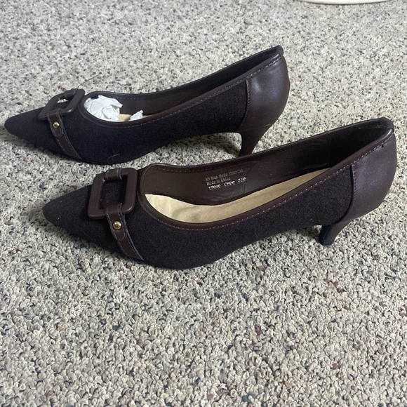 Boston Design Studio Chocolate Brown Kitten Heel Pumps Sz 8.5 NIB - Picture 4 of 7